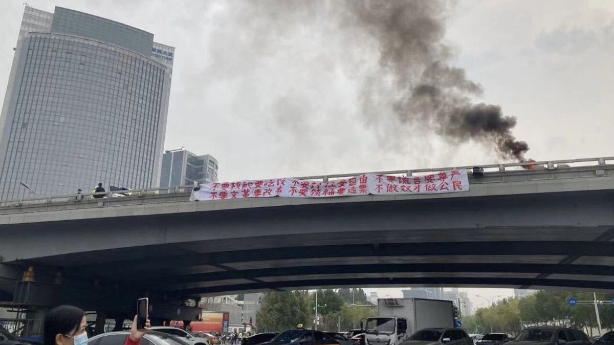 V Pekingu se objevily transparenty protestující proti vládě, úřady je odstranily